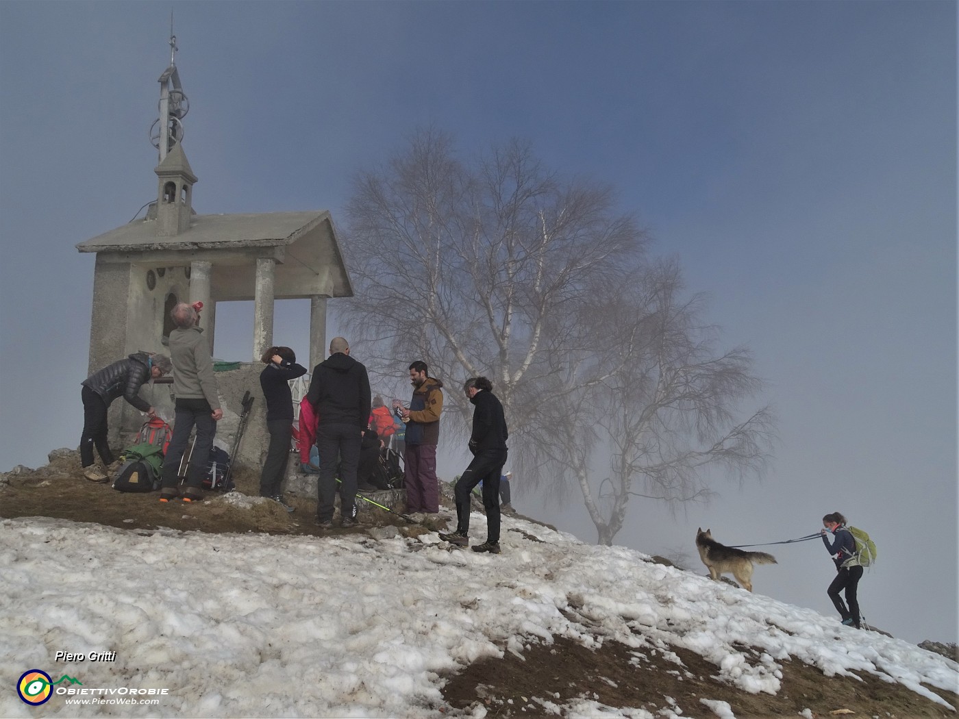 41 Alla cappelletta di vetta del Monte Poieto (1360 m) ...non siamo soli.JPG